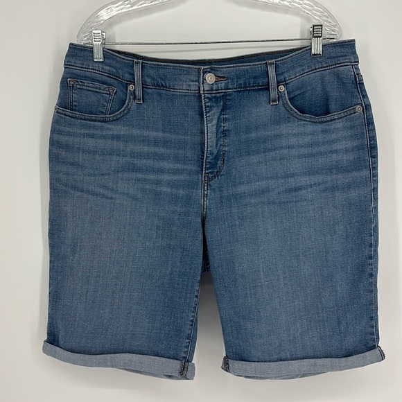 Levi's Classic Bermuda Jean Shorts Women’s Plus Size 18W in EUC! - Picture 1 of 7